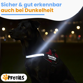 Das Pfoties® personalisierte Hundegeschirr ist ein hochwertiges, individuell bedruckbares Geschirr für Hunde aller Größen. Es bietet durch den festen Sitz, gepolsterte Innenseiten und robuste Schnallen optimalen Tragekomfort und Sicherheit. Auf der Außenseite lässt sich der Name des Hundes sowie eine Telefonnummer gut sichtbar aufdrucken, damit Finder bei einem entlaufenen Hund sofort Kontakt aufnehmen können. Zusätzlich sorgt ein reflektierender Streifen für gute Sichtbarkeit im Dunkeln.